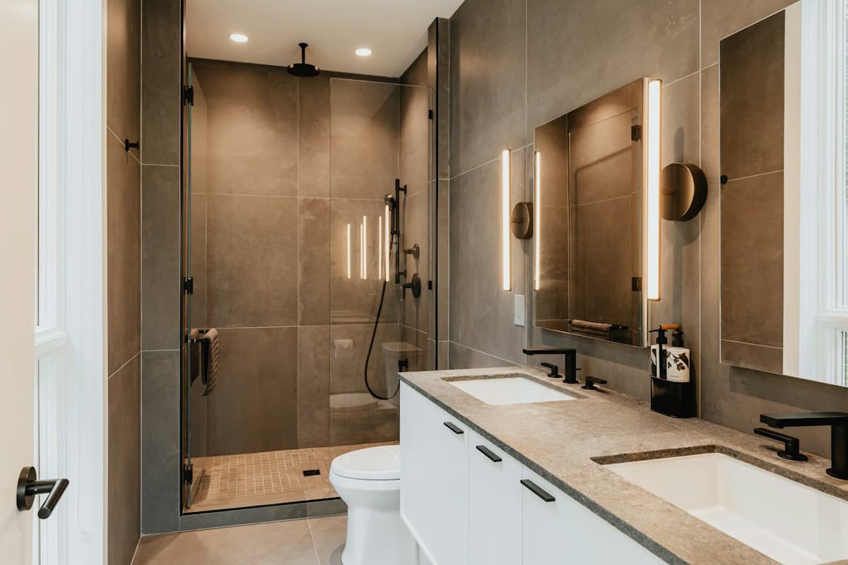 Salle de bains avec douche vitrée et double vasque