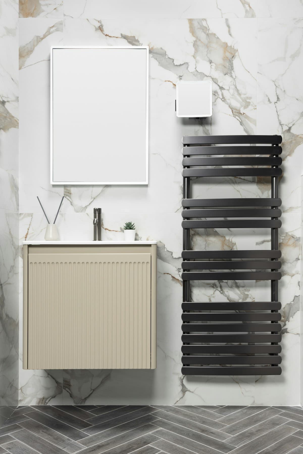Sèche-serviettes noir à côté d'un meuble vasque